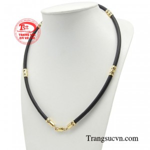 Hình tượng người đàn ông thành đạt được tạo nên bởi sự nam tính, hào hoa toát lên từ thần thái và phong cách thời trang. 