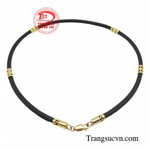 Không chỉ trang phục, món trang sức dây cao su bọc vàng cũng góp phần thể hiện hình ảnh quý ông phong độ, tự tin. 