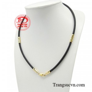 Sản phẩm có thiết kế theo hình dạng các đồng xu nối liền với nhau không có điểm đầu và điểm cuối, mang ý nghĩa “thu hút tiền tài vô tận”. 