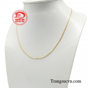 Một chút ngẫu hứng từ chiếc dây chuyền quý cô trông thật nổi bật với vẻ đẹp tươi tắn, thời thượng. 