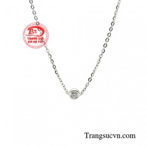 Chỉ cần khéo léo kết hợp trang phục cùng chiếc dây chuyền này là bạn đã tạo được vẻ ngoài trẻ trung, cuốn hút.