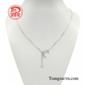 Dây chuyền duyên dáng trẻ trung giúp chị em lưu giữ nét đẹp thanh xuân. 