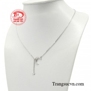 Không những vậy mà có thể kết hợp linh hoạt cùng nhiều trang phục để giữ nét tươi trẻ và không bị nhàm chán mỗi ngày.