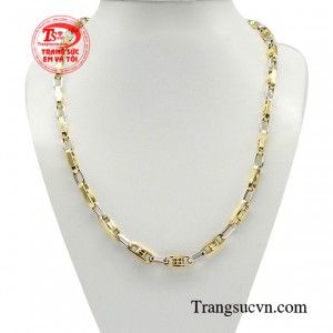 Dây chuyền nam vàng phong cách khoác lên tinh thần nam tính, khơi gợi sự tự do, cùng với trang phục phóng khoáng. 