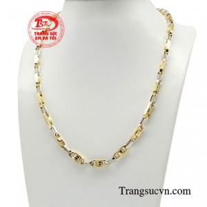 Với chất liệu vàng 18k phái mạnh trông vô cùng bảnh bao, trẻ trung và quyến rũ.