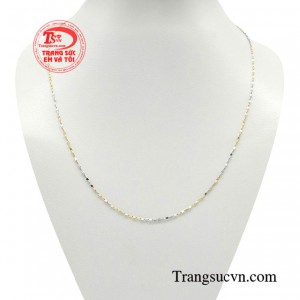 Dây chuyền nữ vàng danh vọng sử dụng kỹ thuật chạm khắc tinh xảo phát huy tối đa độ sáng bóng, tạo độ phản chiếu trên bề mặt sản phẩm. 