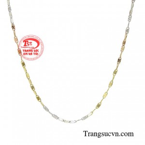 Dù món trang sức xuất hiện đơn lẻ khi đeo thì cũng đầy xinh xắn hay được kết hợp layer nhiều lớp tạo thành những chi tiết đan xen bắt mắt đều mang lại ấn tượng.