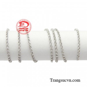 Chiếc dây chuyền không chỉ giúp cho phần cổ của trang phục thêm phần thu hút