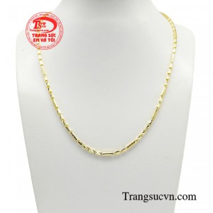 Dây chuyền thời trang phóng khoáng đậm chất thời trang, mang đến làn gió mới cho phong cách quý ông, khẳng định bản lĩnh. 