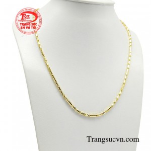 Chiếc dây chuyền được thiết kế bắt mắt cùng họa tiết kim tiền phú quý, mang đến tài lộc vượng khí cho người sử dụng. 