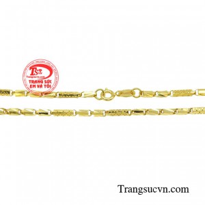 Chiếc dây chuyền không chỉ đơn thuần giúp các chàng trai trở nên thu hút