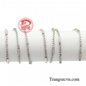 Thiết kế dây chuyền nhỏ nhắn giúp bạn trở nên duyên dáng và đặc biệt hơn trong mắt người đối diện.