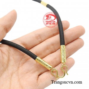 Vậy nên khi đeo dây dù bọc rồng bên người sẽ mang đến may mắn, phát huy quyền lực. 