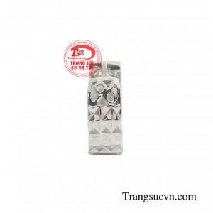 Hoa tai cá tính độc đáo được coi như một điểm nhấn trong phong cách.