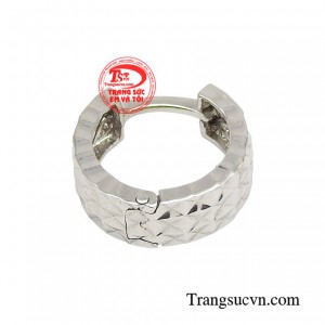 Khác với những đôi hoa tai khác, sản phẩm sở hữu một chiếc khuyên tai duy nhất được sử dụng để đeo một bên đầy phá cách