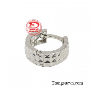 Bởi theo xét góc diện phong thủy khi đeo như vậy sẽ giúp người đeo tăng thêm vận may mắn.