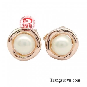 Hoa tai ngọc trai dạ tiệc chinh phục phái đẹp bởi thiết kế tinh xảo và hiện đại, giúp chủ nhân tỏa sáng nét quyến rũ trong đêm tiệc.