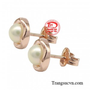 Màu trắng kết hợp cùng tính chất trân quý của ngọc trai mang lại cho người đeo vẻ đẹp thuần khiết cao quý.