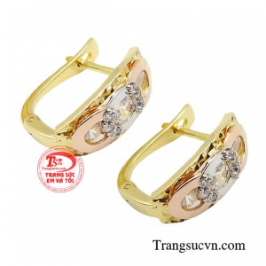 Để nhấn nhá sự sang trọng và khí chất không lẫn vào đâu được, các cô nàng xinh đẹp đã “phù phép” phong cách của mình bằng một đôi hoa tai thời thượng tỏa sáng.