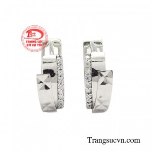 Hoa tai thời trang trẻ trung được điểm xuyết những viên đá lấp lánh, phù hợp cho phong cách đằm thắm, nữ tính mà các cô gái đang hướng đến.