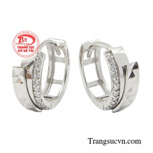 Bông tai thời trang là món trang sức yêu thích dành cho các cô gái.