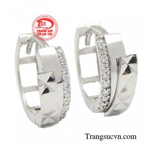 Sản phẩm được yêu thích bởi sự duyên dáng, dễ dàng phối đồ, giúp cho người đeo nổi bật ở những buổi dạo phố hay những bữa tiệc cùng bạn bè, người thân.