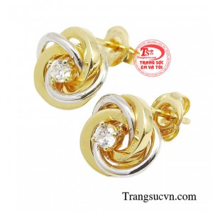 Đôi hoa tai được cách điệu họa tiết bông hoa kết hợp khéo léo từ 2 chất liệu vàng trắng và vàng màu thể hiện vẻ đẹp thanh lịch và quyến rũ.