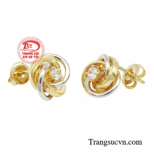 Ngoài ra, đôi hoa tai tôn còn tăng thêm vẻ rực rỡ, tươi tắn cho những cô nàng yêu thích vẻ đẹp hiện đại.