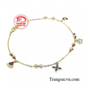 Từ sự kết hợp với những trang phục đơn giản, gam màu trầm ấm hay đến những bộ cánh lộng lẫy đầy thu hút sẽ là điểm nhấn giúp cho người phụ nữ tỏa sáng. 