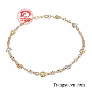 Lắc chân vàng kiêu sa không thể thiếu trong những buổi tiệc tùng dù lớn hay nhỏ.