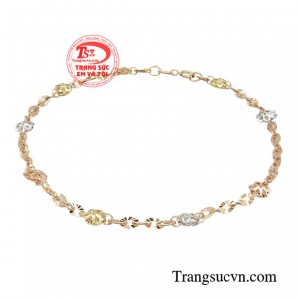 Chiếc lắc chân phù hợp khi bạn mặc một chiếc đầm trang nhã cùng đôi giày cao gót tôn lên nét gợi cảm của đôi chân.