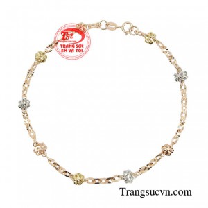 Chinh phục người dùng không chỉ bằng đường nét tinh xảo mềm mại đầy nữ tính mà còn ở chất liệu đặc biệt.