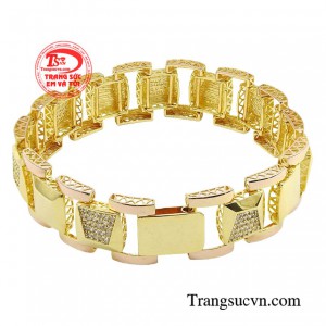 Tinh giản và sang trọng, chiếc lắc tay được nhập khẩu Italy chất liệu vàng 18k cùng bạn tạo nên phong thái quý ông sành điệu. 