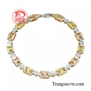 Lắc tay nữ vàng danh vọng với tinh thần chủ đạo mang đầy sự tươi mới và phóng khoáng là điểm nhấn không thể thiếu trong những bộ trang phục. 