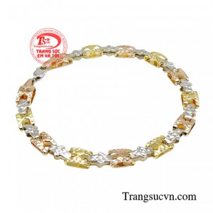 Đây chính là thời điểm tuyệt vời để phái đẹp diện chiếc lắc tay vàng nổi bật và nâng tầm phong cách. 