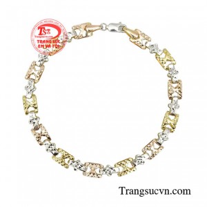 Ánh sáng rực rỡ của chiếc lắc tay tạo nên vẻ đẹp huyền ảo, lấp lánh giúp bạn thu hút mọi ánh nhìn.