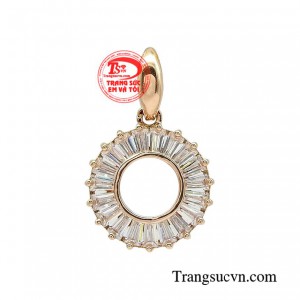 Mặt dây ánh hào quang  mang đến vẻ sang trọng và kiêu sa cho bất kỳ người phụ nữ nào. 