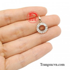 Và chiếc mặt dây chuyền mang đến tinh thần của người phụ nữ hiện đại luôn chủ động trong tình yêu và tự tin vào giá trị của mình.