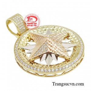 Chiếc mặt dây thu hút bởi vẻ đẹp mạnh mẽ, khỏe khoắn, hứa hẹn sẽ là mảnh ghép hoàn hảo giúp các chàng trai hoàn thiện hơn với phong cách thời trang của riêng mình.