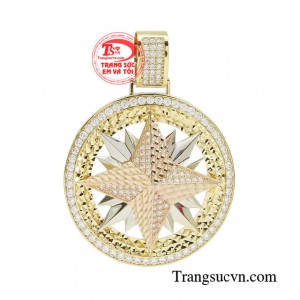 Mặt dây chuyền nam thành đạt là món trang sức đương đại đang dần khẳng định vị thế của mình. 