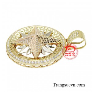 Chiếc mặt dây được cách điệu chi tiết tinh xảo kết hợp hoàn hảo trên nền chất liệu vàng 18K mang đến trải nghiệm mạnh mẽ và nam tính hơn cho chủ sở hữu.