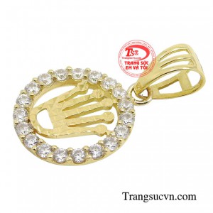 Chiếc mặt dây hội tụ tất cả các yếu tố tạo nên sự hấp dẫn, khiến cho vẻ đẹp của người phụ nữ trở nên đặc biệt hơn trong mắt người đối diện. 