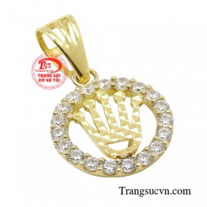 Một chiếc mặt dây đem đến thành công, tự tin và may mắn xứng đáng có trong tủ đồ của mỗi chị em.