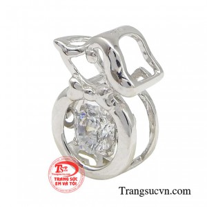 Nếu bạn là người yêu thích động vật, đặc biệt là những chú cún con, thì chiếc mặt dây này là sự lựa chọn hoàn toàn chính xác.