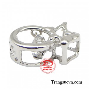 Với chiếc mặt dây cún cưng đáng yêu này trông bạn như một nàng công chúa tràn đầy tình yêu thương.