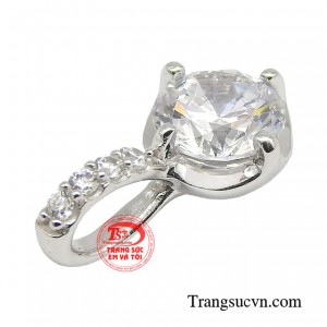 Vẻ sang trọng của bạn sẽ được tôn lên không chỉ bằng trang phục tinh tế mà còn từ các món trang sức phong cách. 