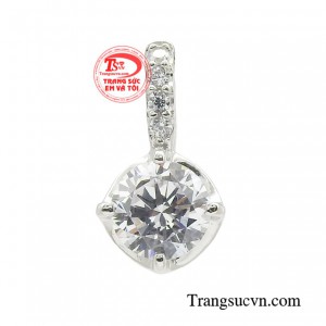 Mặt dây phong cách quý cô là người bạn đồng hành cùng phái đẹp.