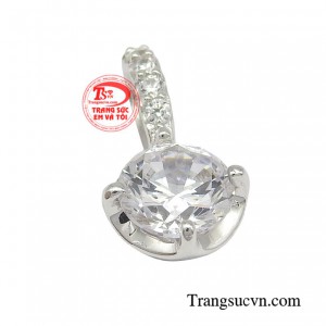 Chiếc mặt dây hội tụ đầy đủ các tiêu chí phù hợp với nhiều điều kiện sử dụng, và là lự chọn tốt nhất đối với chị em. 