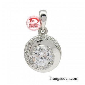 Mặt dây quý cô duyên dáng được xem là tượng đài phong cách công sở thanh lịch hiện đại. 