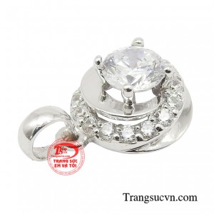 Sản phẩm điểm tô cho trang phục trở nên rạng rỡ và khí chất hơn bao giờ